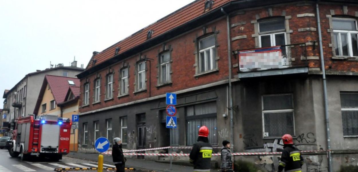 Na czas działań strażacy otoczyli taśmą fragment chodnika