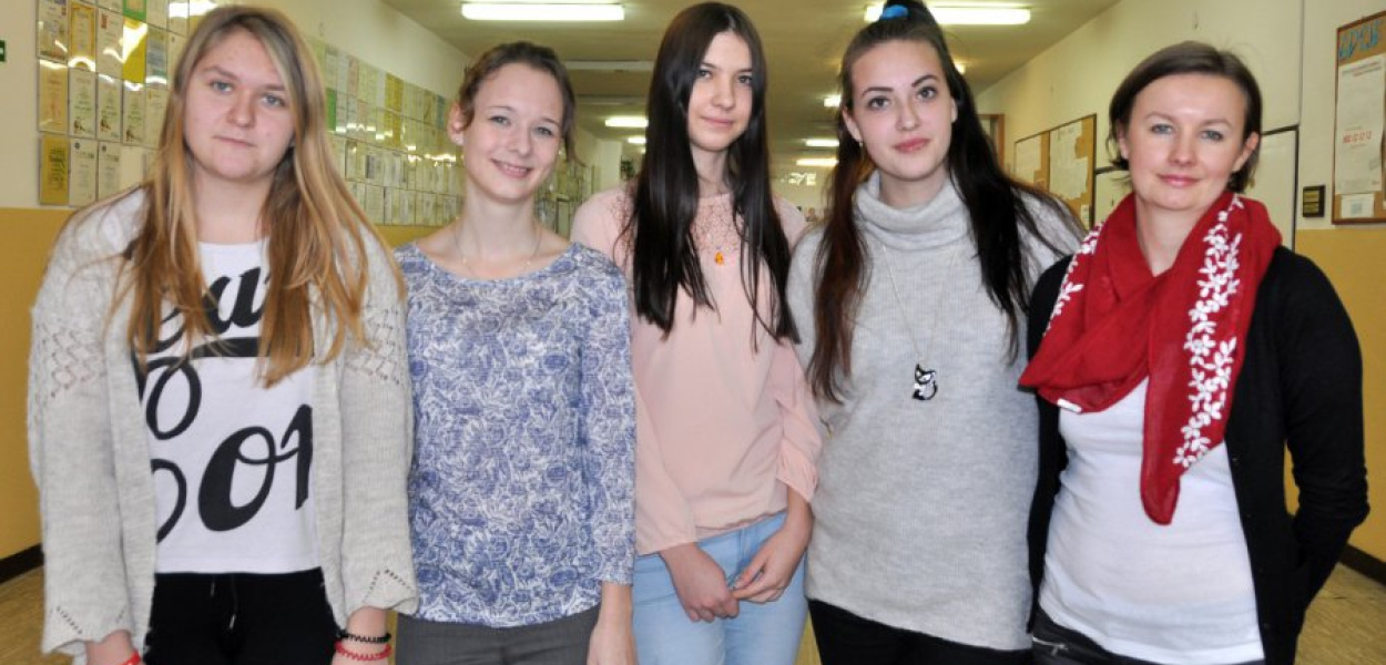 Uczennice II LO w Chrzanowie: Katarzyna Norys, Aleksandra Kubis, Anita Piątek i Nikola Rębisz oraz pedagog Agnieszka Makuch