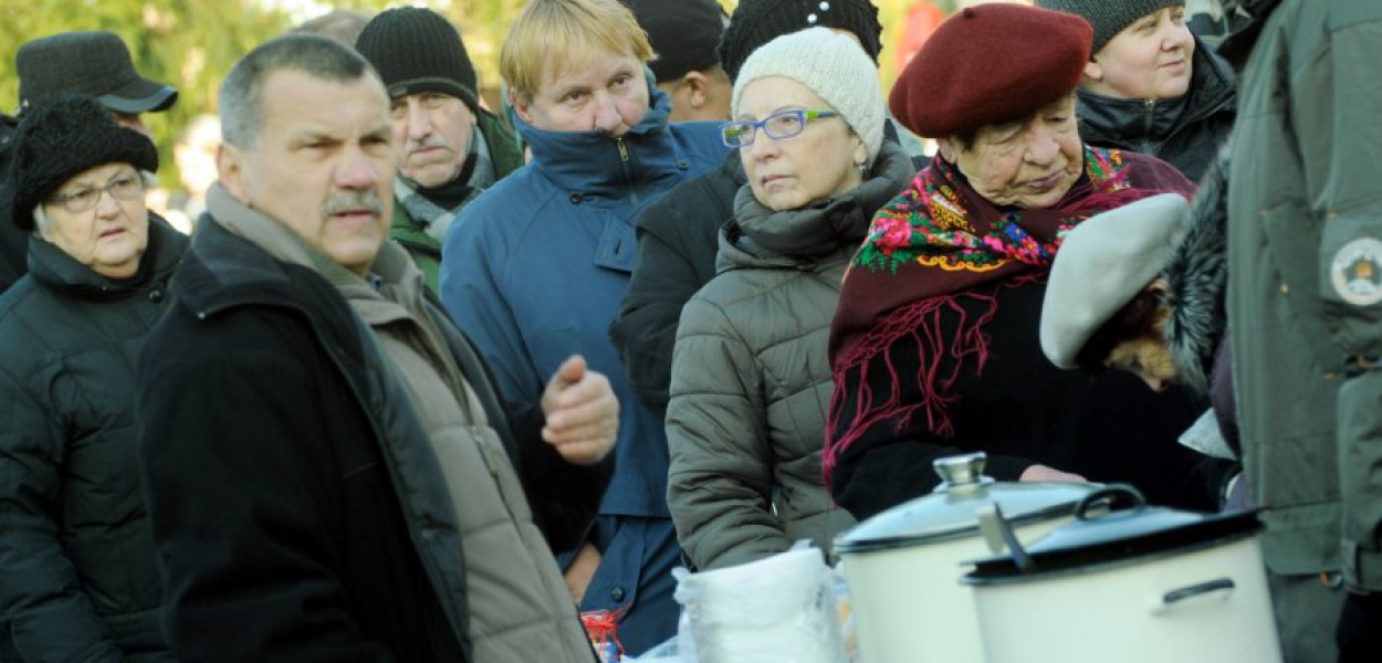 Kolejka przed stoiskiem restauracji Staropolska