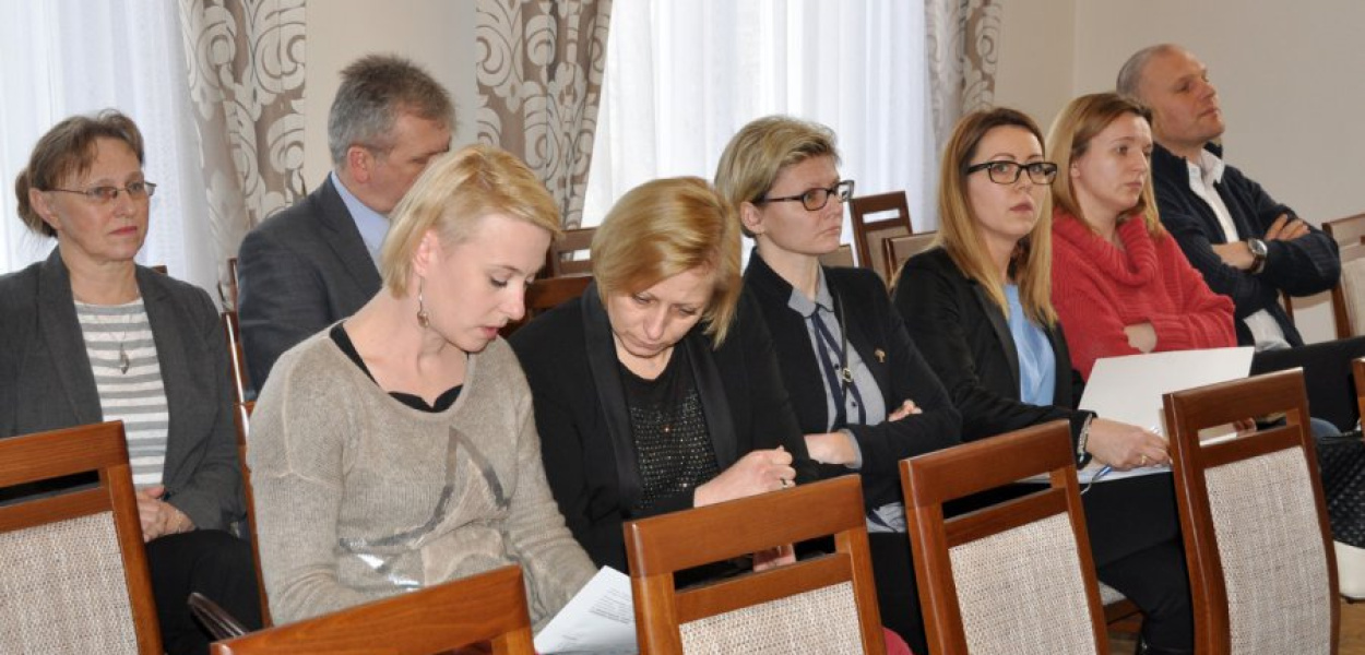 Rodzice uczniów podczas czwartkowej sesji Rady Miejskiej w Krzeszowicach