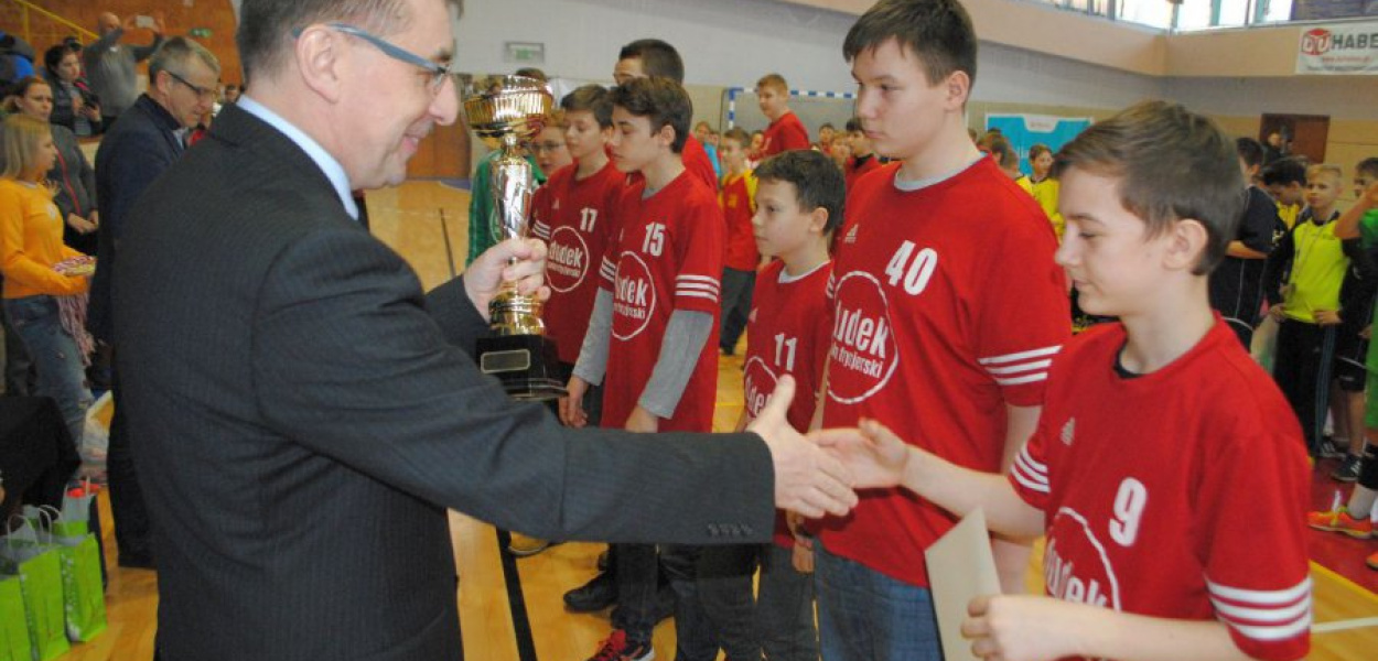 Wiceburmistrz Tadeusz Kołacz wręcza puchar za trzecie miejsce zespołowi młodzików PMOS-u