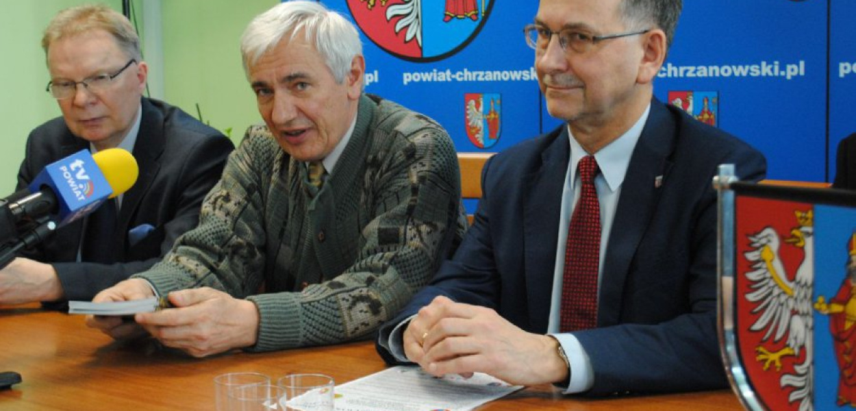 Na piątkowej konferencji w starostwie o programie opowiadali organizatorzy. Od lewej siedzą burmistrz Ryszard Kosowski, Ryszard Sobieraj z Towarzystwa Krzewienia Tradycji Kawalerii Polskiej w Chrzanowie i starosta Janusz Szczęśniak