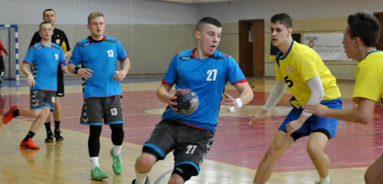 Przy piłce gracz PMOS Kacper Sokołowski