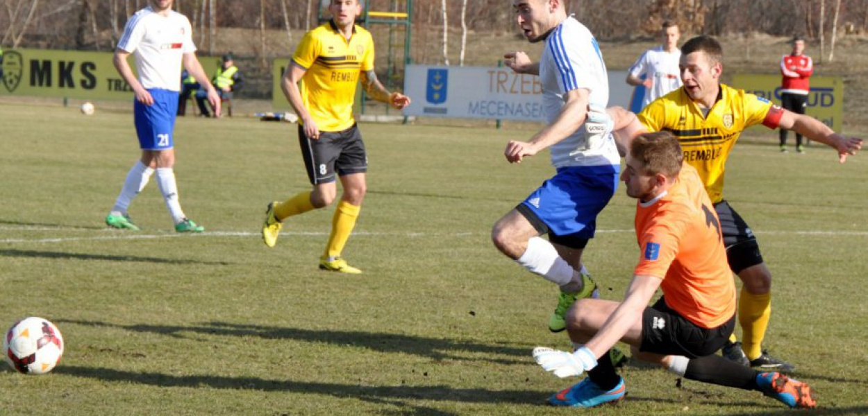 Piłakrze Karpat Krosno za moment strzelą gola na 1-1 w meczu z trzebińskim MKS