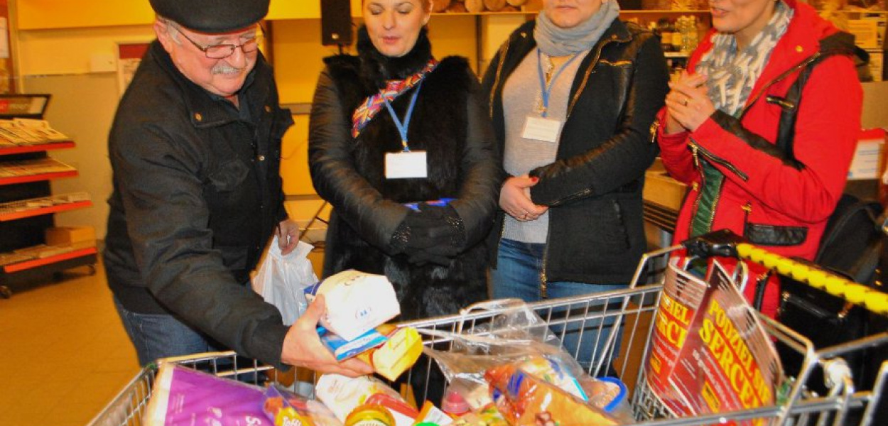 Wolontariusze zbierają dary w libiąskim markecie Netto podczas grudniowej akcji 