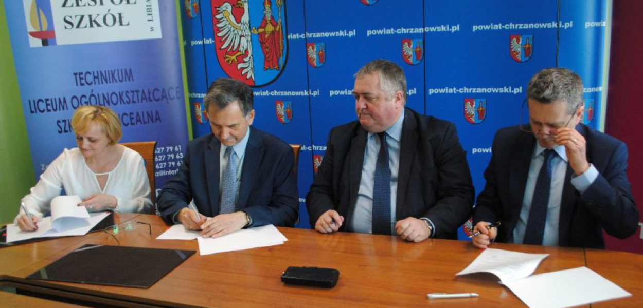 Umowę podpisują dyrektor Zespołu Szkół w Libiążu Bogumiła Buchała, starosta Janusz Szczęśniak, prezes zarządu Tauron Wydobycie SA  Zdzisław Filip i wiceprezes tej spółki ds. technicznych Janusz Czarnecki 
