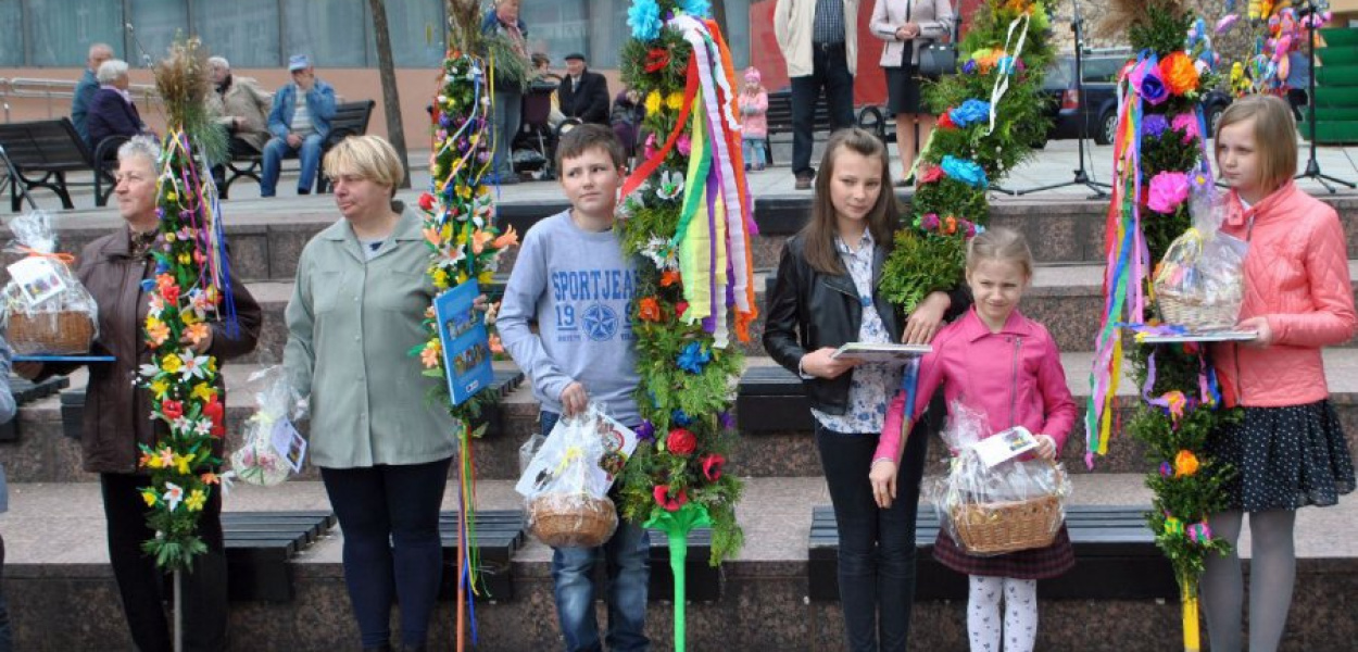 Z nagrodami stoją Halina Kowal i Halina Kowal (synowa i teściowa), Kamil Zastawnik, Natalia i Amelia Bubula i Marta Samborska 