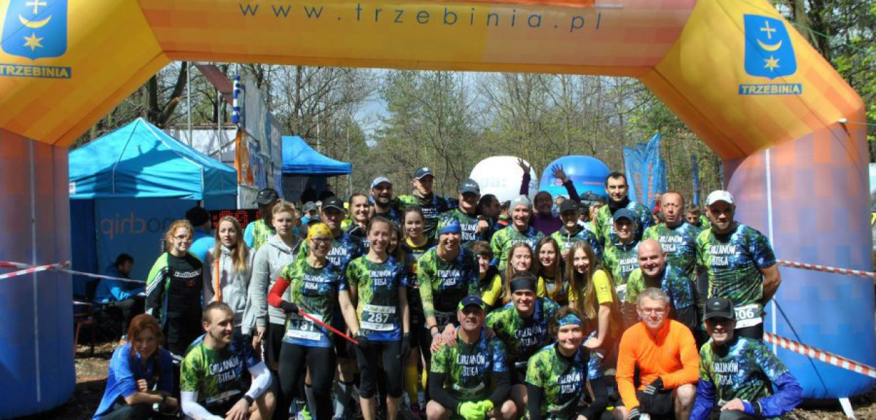Biegacze uczestniczący w parkrun Chrzanów zaprezentowali się w nowych strojach
