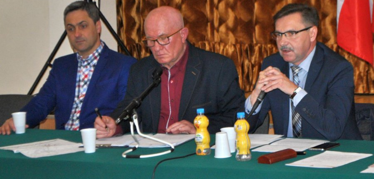 Burmistrz Jacek Latko (z prawej) o przymiarkach do nowej inwestycji powiedział na niedzielnym zebraniu w Żarkach