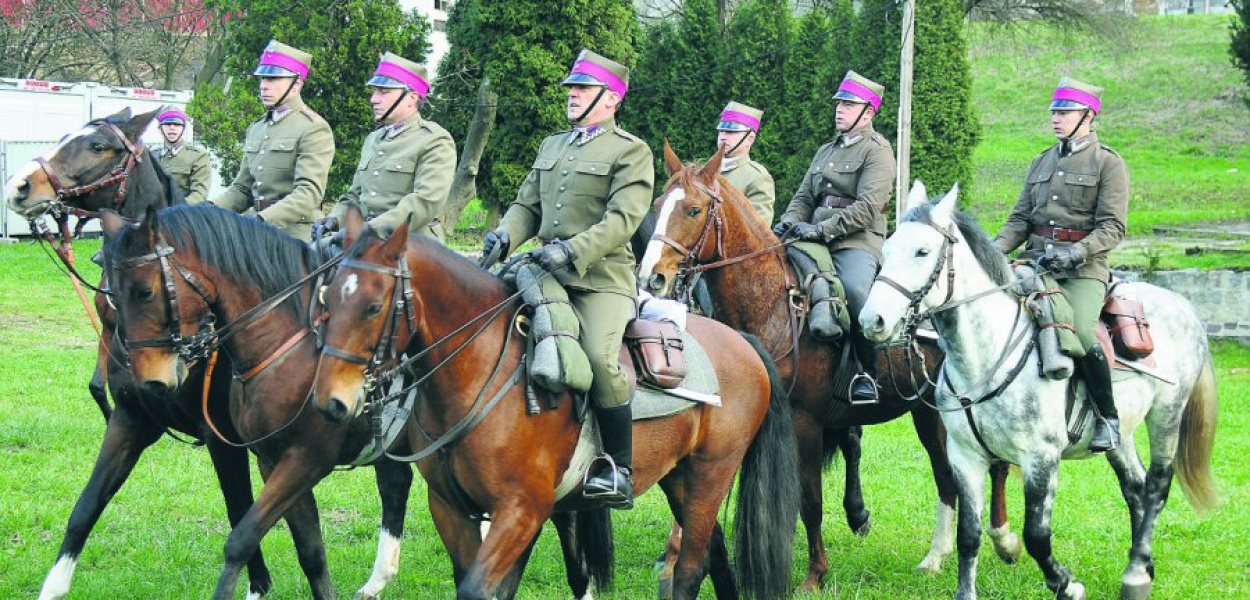 Kilkudziesięciu kawalerzystów z Małopolski i Śląska przemierzy konno w najbliższy weekend trasę z Oświęcimia do Nowego Wiśnicza, upamiętniając ucieczkę rotmistrza Witolda Pileckiego z obozu Auschwitz. FOT. ARCH. SKO IM. ROTMISTRZA WITOLDA PILECKIEGO