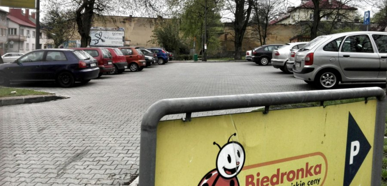 Parking przy chrzanowskiej Biedronce, u zbiegu ul. Świętokrzyskiej i Grunwaldzkiej, jest zastawiony autami nawet wtedy, gdy w sklepie jest pustawo
