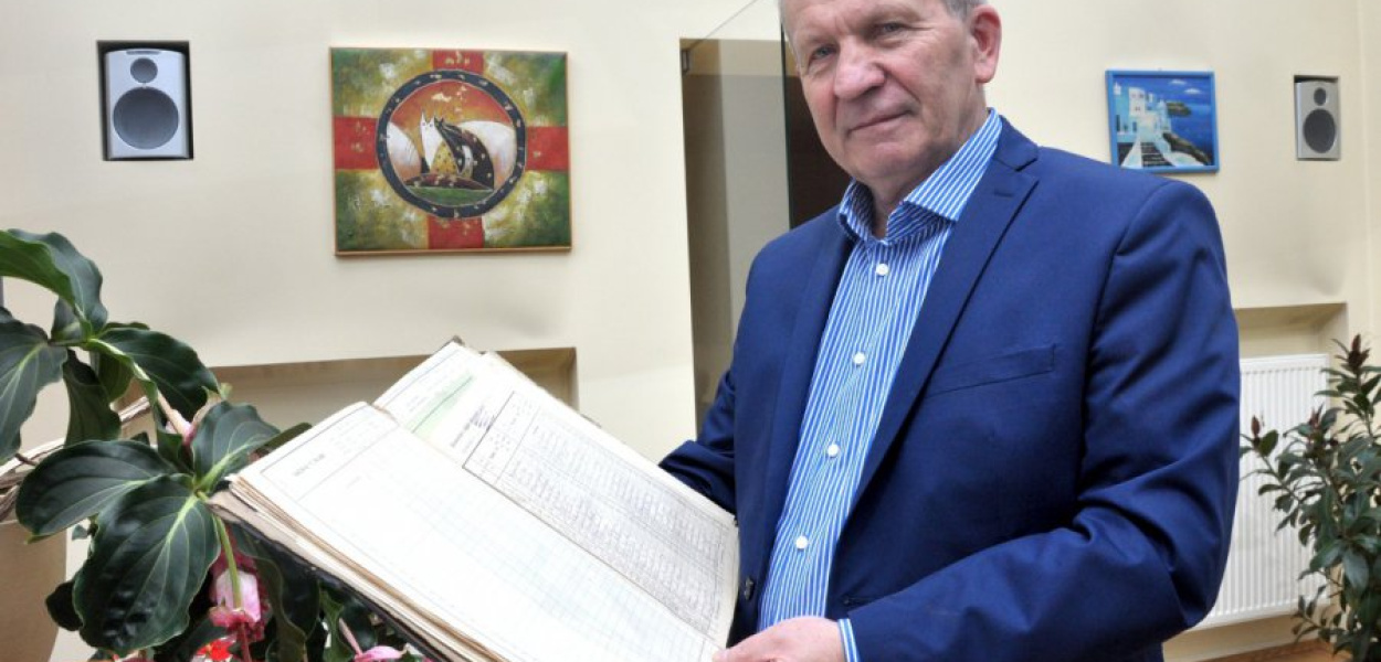 Prezes RSZZ Ryszard Rudzki z księgą, w której jako członek spółdzielni widnieje hrabina Krystyna Potocka