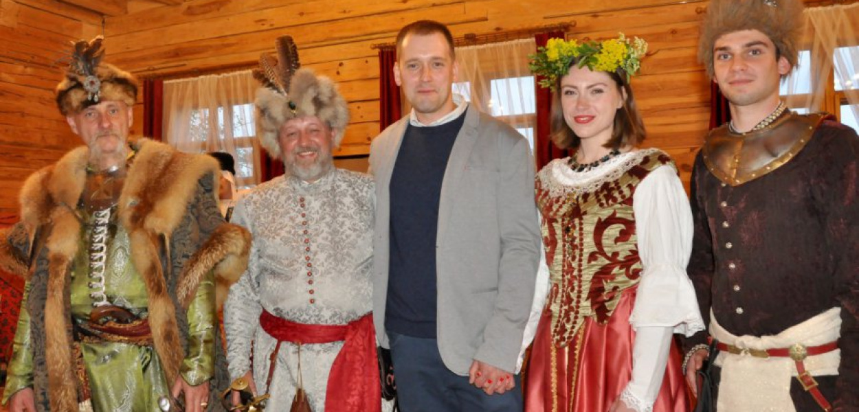 Aleksandra Lemańska i Piotr Mitranka (trzeci z lewej) w towarzystwie członków Podolskiego Regimentu Odprzodowego