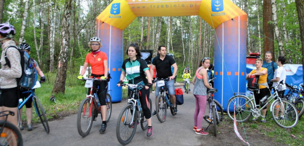 Kolejni cykliści na mecie nad Chechłem