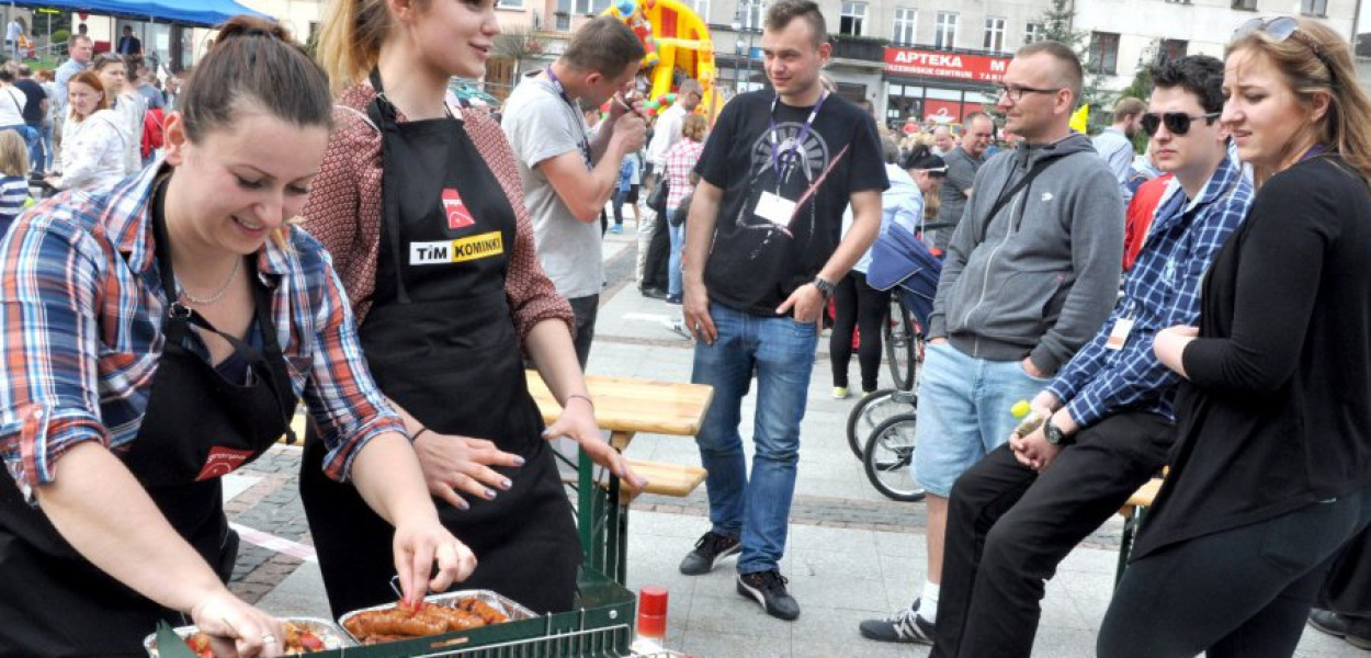 Anna Rogalska i Klaudia Kiełbasa przyrzadzają swoją popisową potrawę na grillu