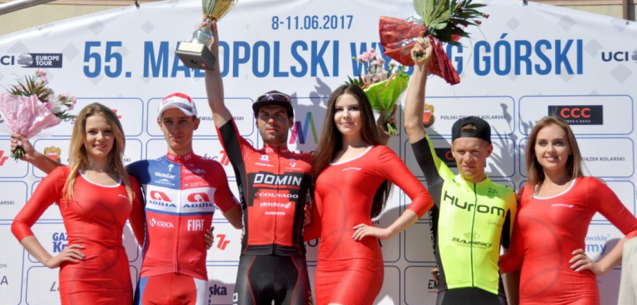 Trzech najlepszych zawodników pierwszego etapu Małopolskiego Wyścigu Górskiego w towarzystwie uroczych hostess