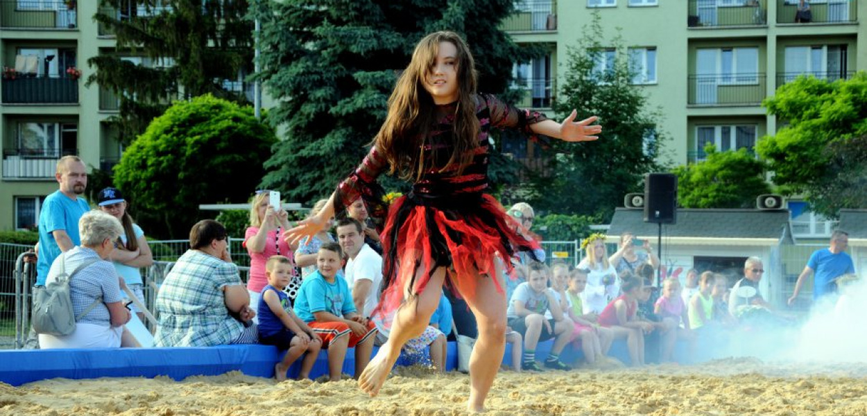 Podczas sobotniej Nocy Świętojańskiej tańczyły na chrzanowskiej plaży dziewczęta z sekcji artystycznych, działających w MOKSiR