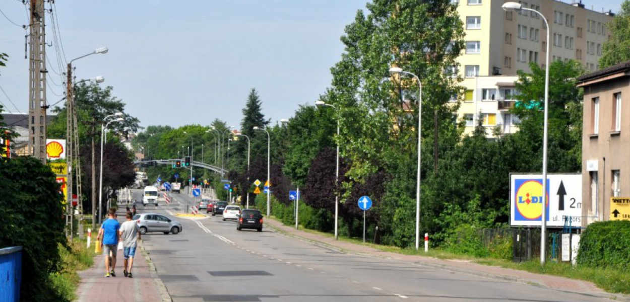 Remont ul. Trzebińskiej zakłada m.in. wymianę łatanej w wielu miejscach nawierzchni