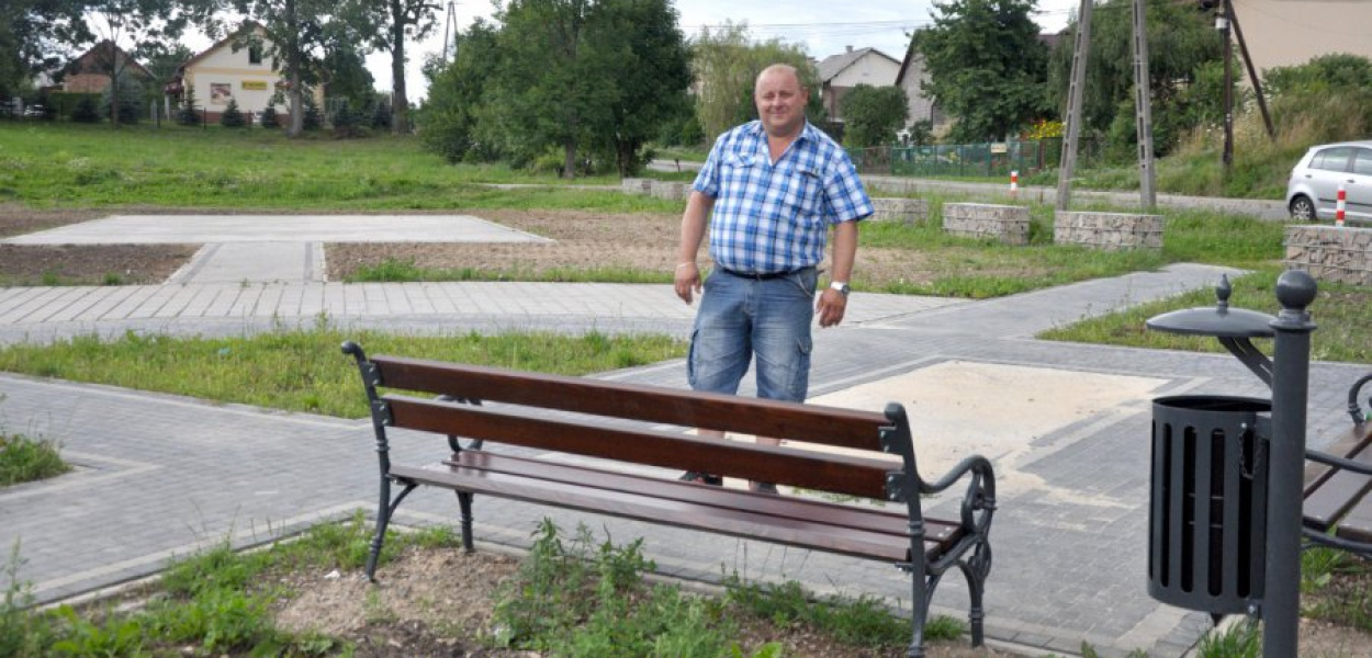 Andrzej Furmanik na placu w Paczółtowicach, gdzie stanie tężnia solankowa