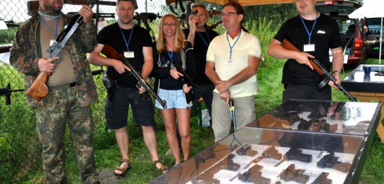 Marcin Surowiec, Tomasz Kuźniak, Agnieszka Wiśniewska, Krzysztof Mozelewski, Leszek Kucharski i Leszek Rokosz są pozytywnie zakręceni na punkcie broni. Fot. Eliza Jarguz-Banasik