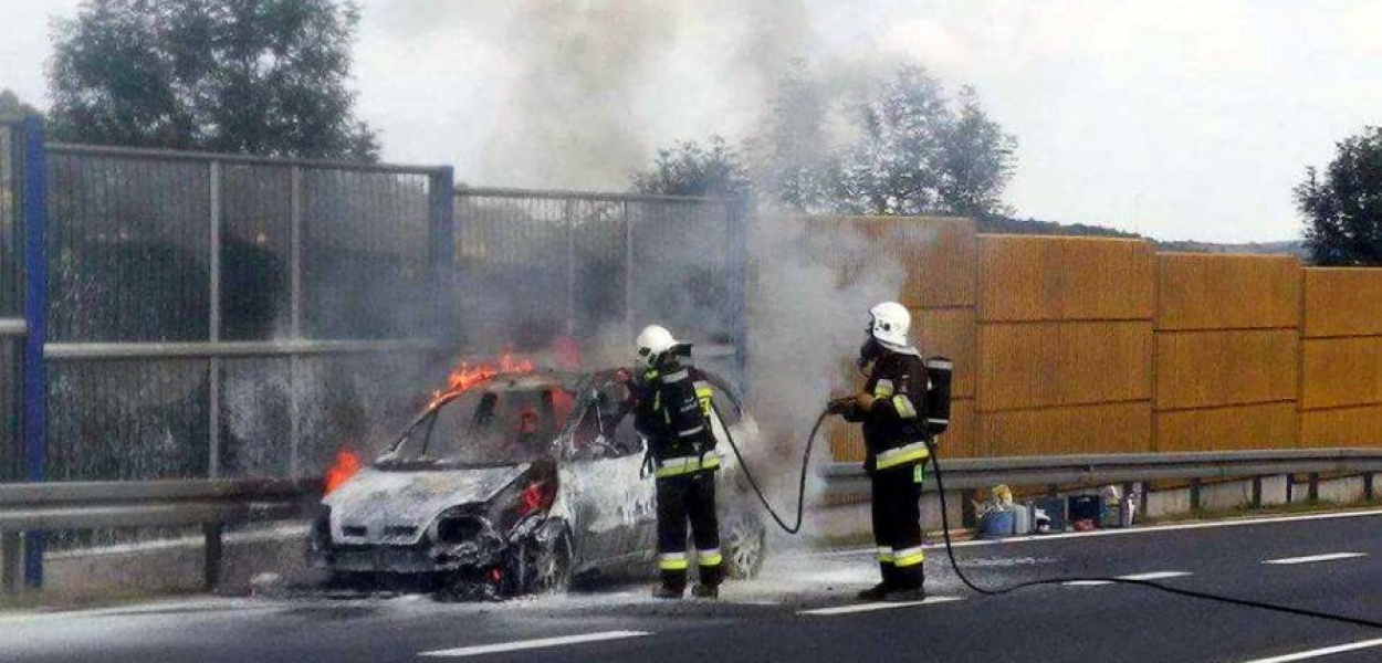 Strażacy z Grojca dogaszają płonącego renaulta scenica. FOT. BARTŁOMIEJ PIECHOTA Z OSP GROJEC