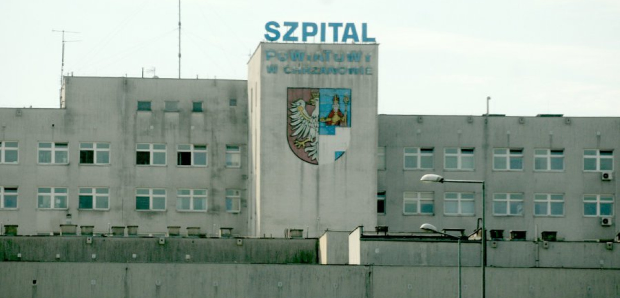 Odrapane litery i brudna elewacja nie są dobrą wizytówką dla szpitala