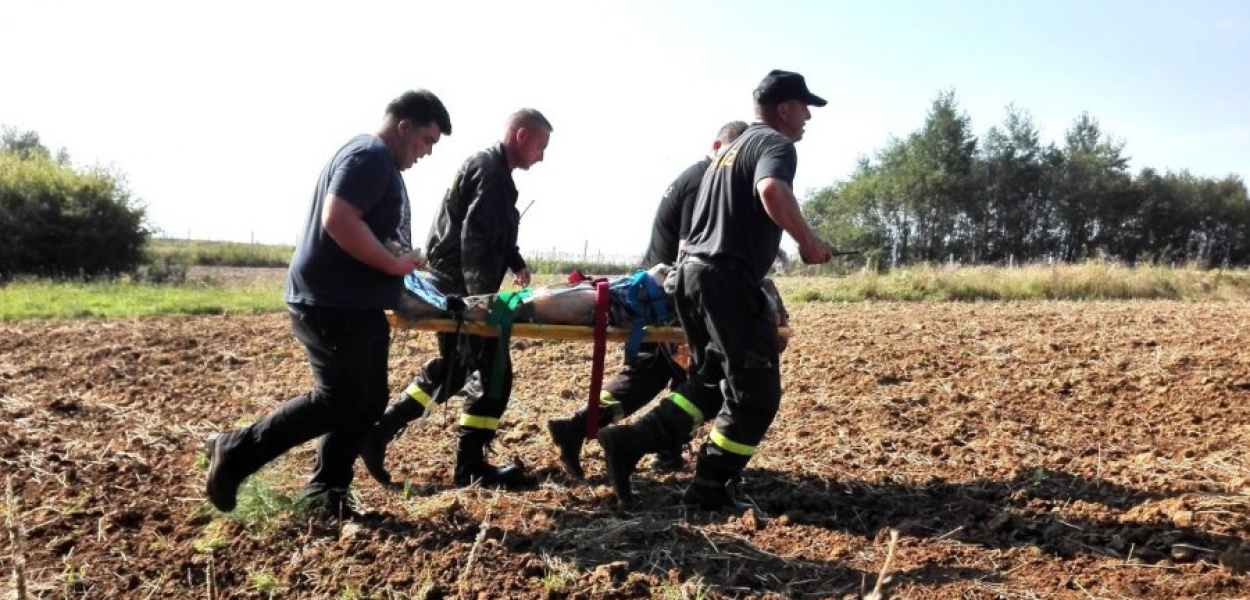 Odnalezionego po blisko dwóch dniach mężczyznę strażacy i policjanci nieśli do karetki na noszach. Był przytomny. FOT. KPPSP Chrzanów