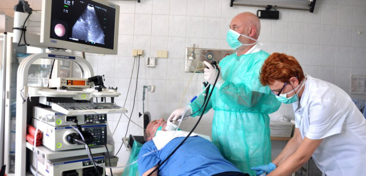 Ordynator pulmonologii Rafał Harat przeprowadza zabieg ultrasonografii wewnątrzoskrzelowej z biopsją cienkoigłową. Jest on obecnie niezbędny do zakwalifikowania pacjenta z chorobą nowotworową do leczenia. Pozwala też uniknąć niepotrzebnych operacji
