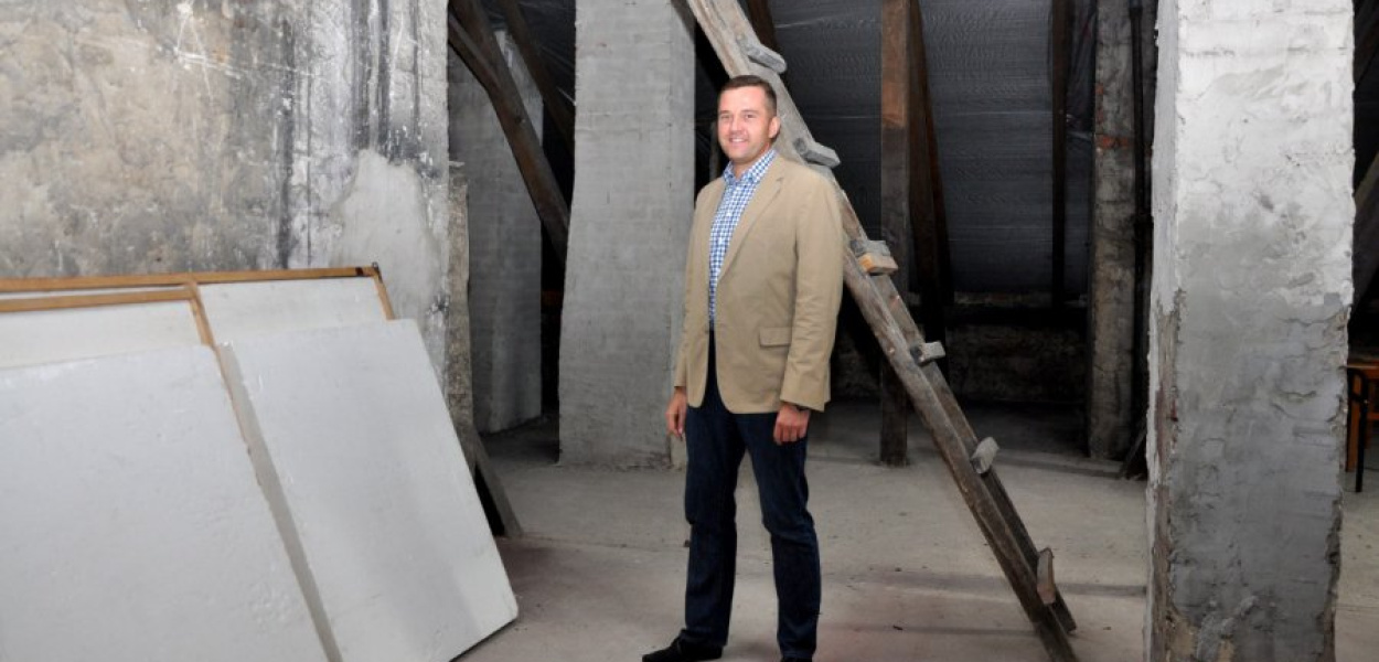 Dyrektor ZSP Łukasz Skalny na poddaszu szkoły, gdzie w tym roku mają się rozpocząć prace modernizacyjne