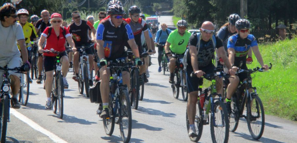 Rowerzyści na podjeździe w Okleśnej 