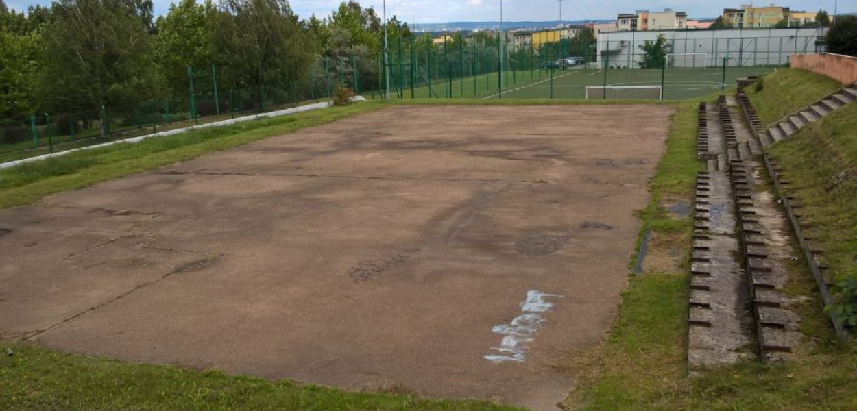 Asfaltowy teren czeka na zagospodarowanie 