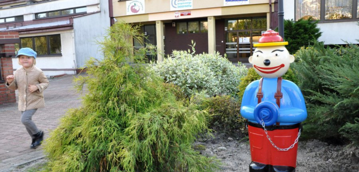 Hydrant Pawełek, jaki stoi przed Szkołą Podstawową nr 8 w Trzebini