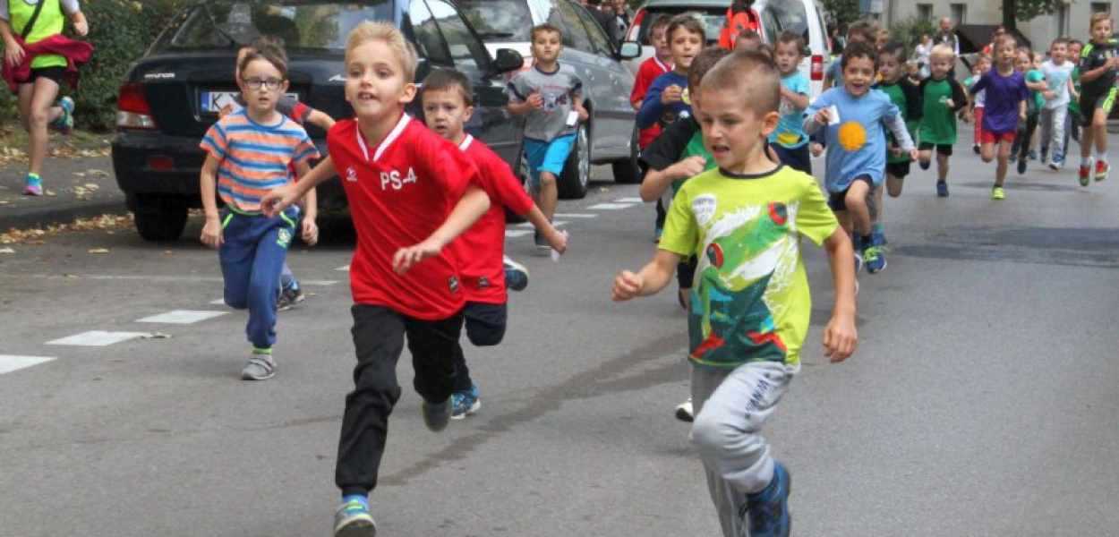 Przeszkolaki w trakcie biegu ulicznego, zorganizowanego w ramach ubiegłorocznego festynu parafialnego 