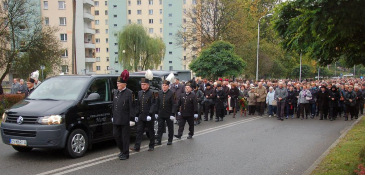 Kondukt pogrzebowy w drodze na cmentarz