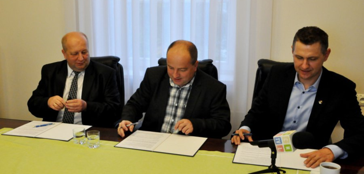 Józef Chwast z firmy PikoNet, Mateusz Odrzywołek z firmy Victor oraz Michał Kasperczyk z firmy Cybernet podczas podpisywania w urzędzie listu intencyjnego o współpracy