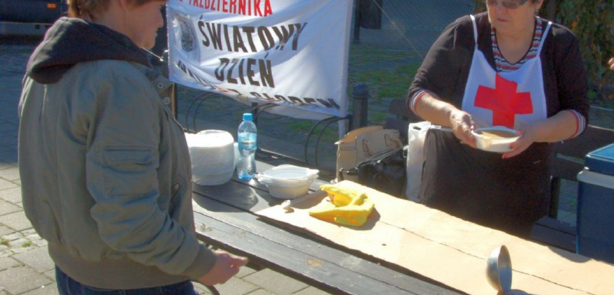 Pracownica PCK wydaje grochówkę na Rynku w Chrzanowie