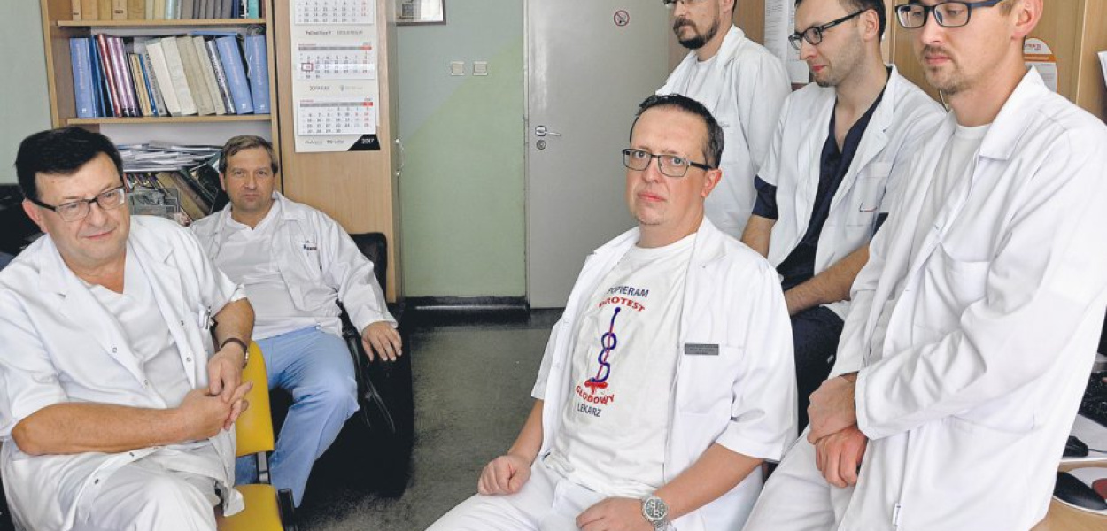 Lekarze chirurgii ogólnej są przeciwni zmianom w funkcjonowaniu oddziału. Na zdj. ordynator Andrzej Zieliński, Adam Soral, Piotr Warzecha, Mariusz Cichoń, Maciej Zieliński i Grzegorz Wdowik.
