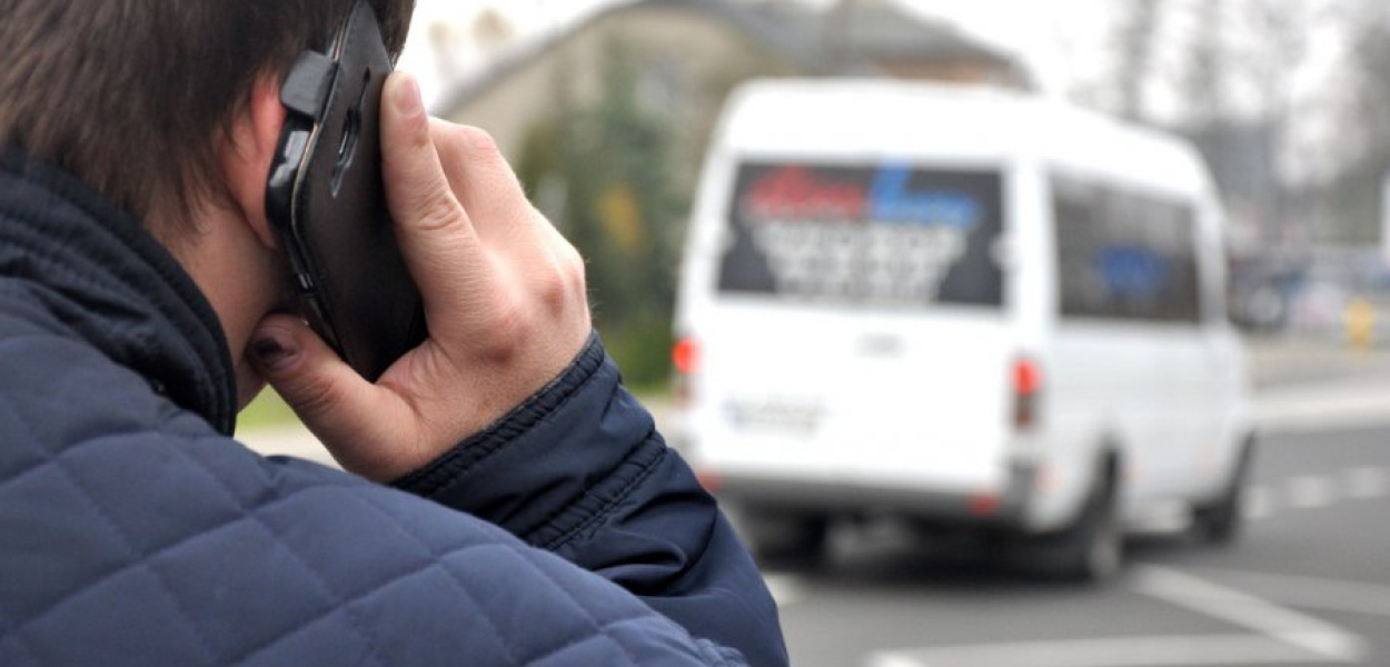 Pasażerowie często rozmawiają w busach przez telefon. Nie zawsze to odpowiada innym