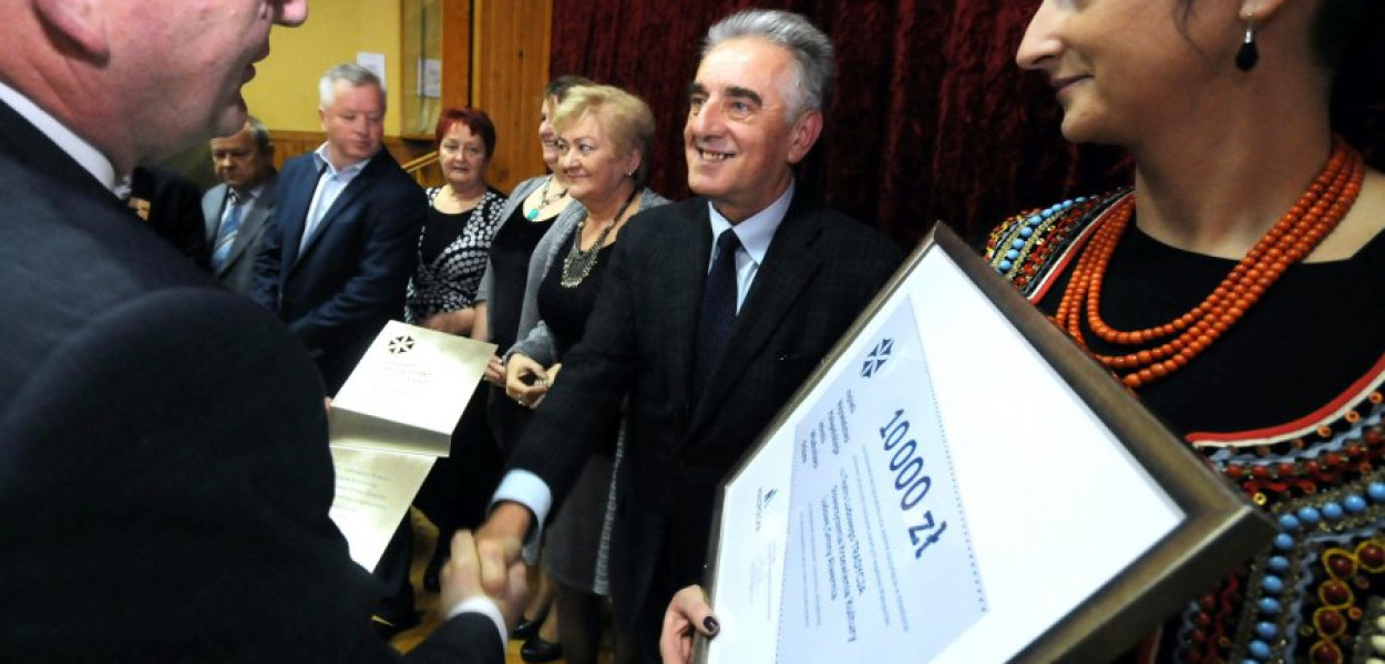 Zbigniew Klatka, szef Tradycji, odbiera nagrodę od Leszka Zegzdy, członka zarządu województwa, oraz Moniki Wiejaczki, zastępcy dyrektora departamentu kultury w urzędzie marszałkowskim