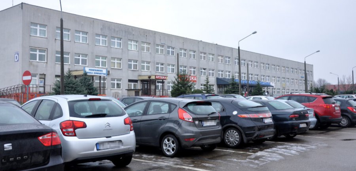 Często nawet na płatnym parkingu pod szpitalem ciężko znaleźć wolne miejsce postojowe