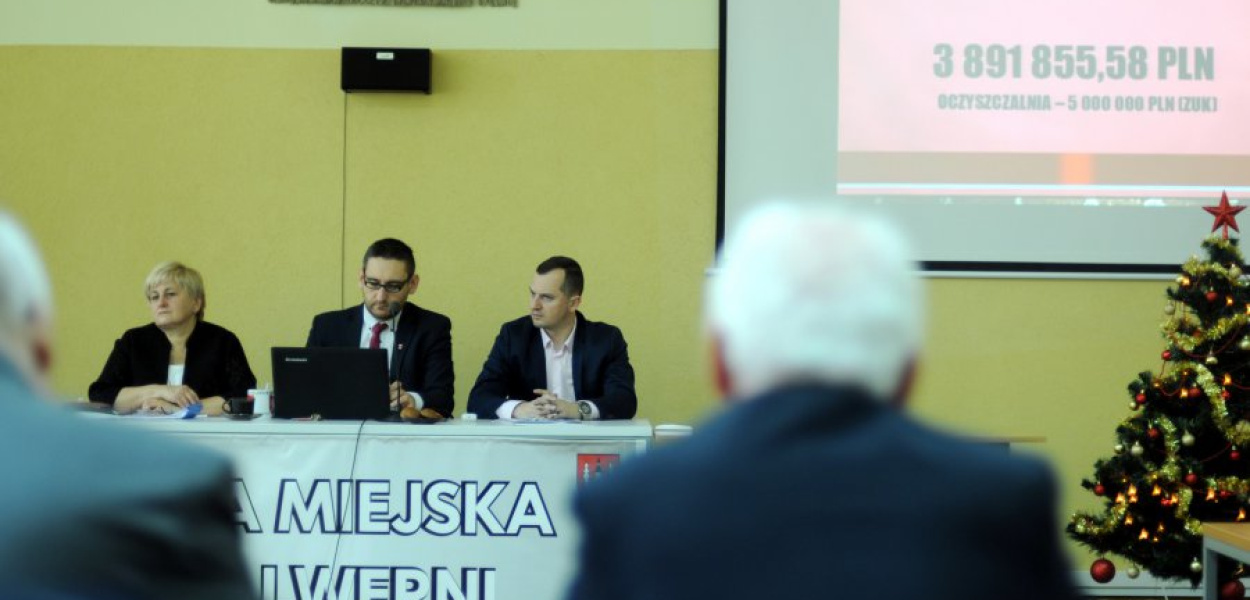 Radni z Alwerni przegłosowali budżet na przyszły rok. Na zdjęciu członkowie prezydium Rady Miejskiej w Alwerni: Krystyna Wojtoń, Tomasz Tomaszewski i Leszek Kukla.