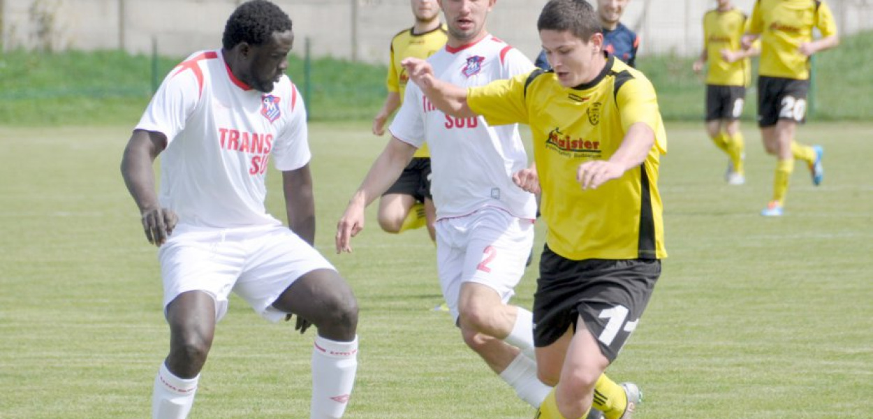 Senegalczyk Cheikh Niane (z lewej), jeszcze w barwach Michałowianki, zagrał w 2016 r. przeciwko MKS Trzebinia