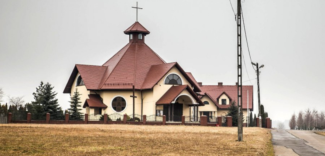 Kościół i plebania w Ostrężnicy. Fot. Marian Lewicki