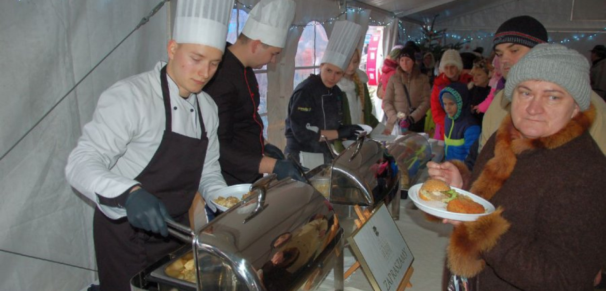 Kolejka przy stoisku restauracji “Platan”, gdzie można było dostać m.in. kapustę z grzybami 