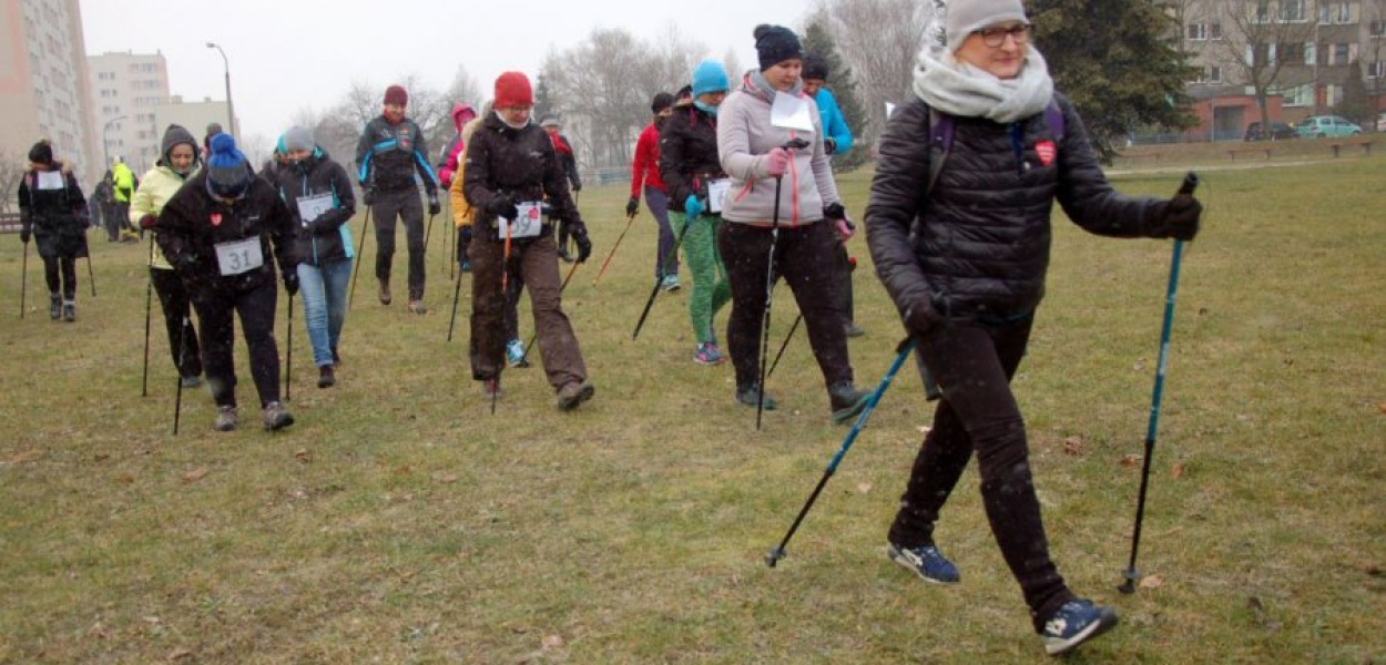 Uczestnicy marszu nordic walking pokonują pierwszy kilometr