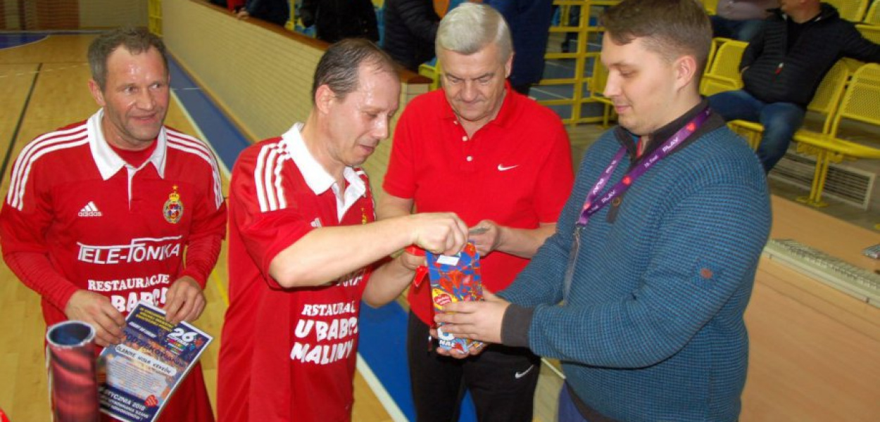 Pieniądze do puszki wrzucili organizator meczu Antoni Gawronek oraz piłkarze Wisły Ryszard Czerwiec i Dariusz Marzec