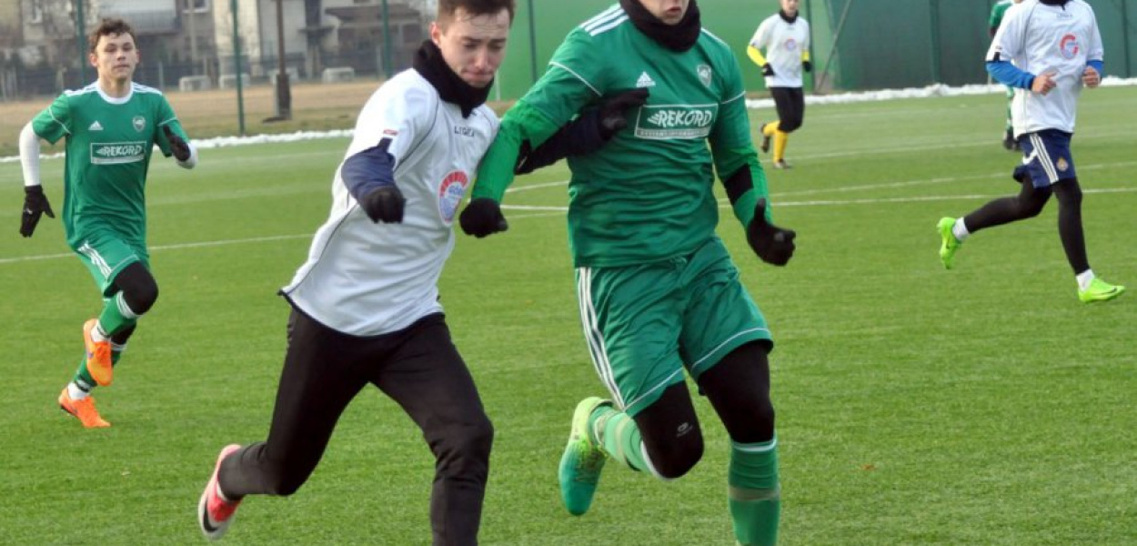 Maciej Rogóż (z lewej) w starciu z zawodnikiem Rekordu