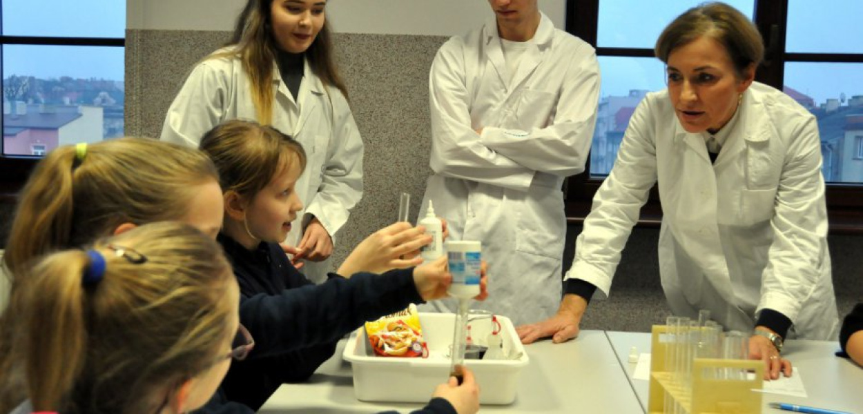 Podczas &quot;Nocy w liceum&quot; nie zabrakło doswiadczeń chemicznych