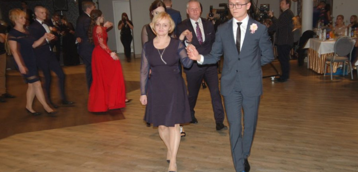 W pierwszej parze poloneza tańczy dyrektor szkoły Bogumiła Buchała, w drugiej dyrektor kopalni Marek Okoń