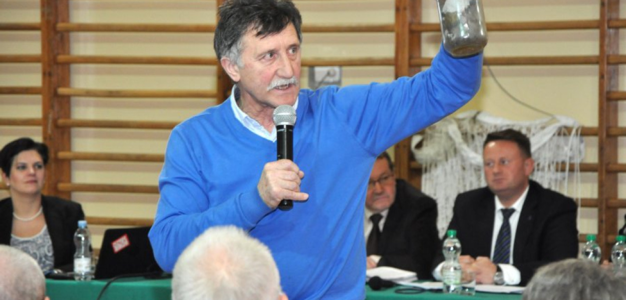 Rady Tadeusz Adamczak pokazuje zamknięte w słoiku paliwo alternatywne, produkowane w ZGOK w Balinie